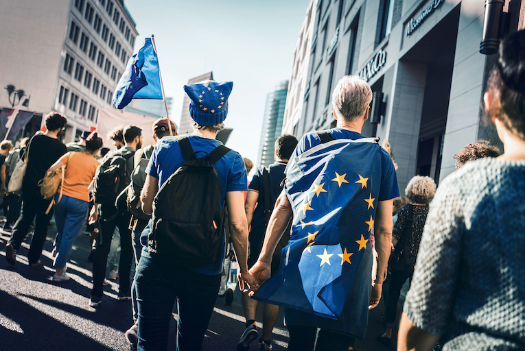 Foto: Paar geht mit Mitsreiter*innen auf Pro-Europa-Demo